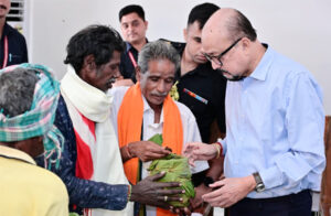 बिरहोर जनजाति समुदाय से राज्यपाल रमेन डेका ने की आत्मीय मुलाकात