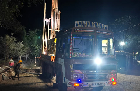 बिना अनुमति बोरवेल खनन पर प्रशासन सख्त, जब्त की दो मशीनें