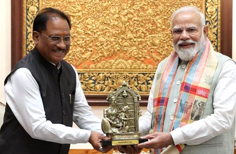 साय साय ने पीएम मोदी को भेंट की बेल मेटल निर्मित ‘माता कौशल्या के राम’