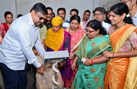 उचित मूल्य की दुकान जा पहुंचे केबिनेट मंत्री गजेन्द्र, अपने हाथों से तौला राशन