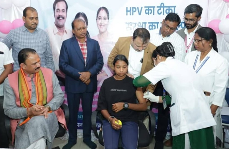 सर्वाइकल कैंसर के खतरे से करें बेटियों की सुरक्षा, टीका लगवाएं
