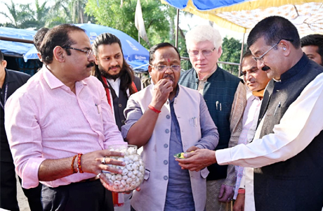 छत्तीसगढ़ बनेगा मखाना हब : कृषि मंत्री नेताम पहुंचे लिंगाडीह मखाना सेंटर