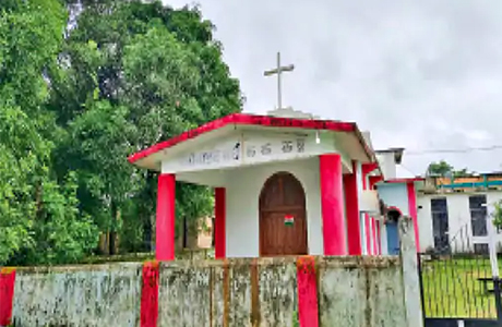 ऐसा क्या हुआ कि इन जिलों में आदिवासियों का पूरा गांव जाने लगे चर्च