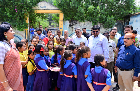 स्कूल शिक्षा मंत्री गजेन्द्र पहुंचे पटेल प्रायमरी स्कूल, छात्र-छात्राओं से की बातें