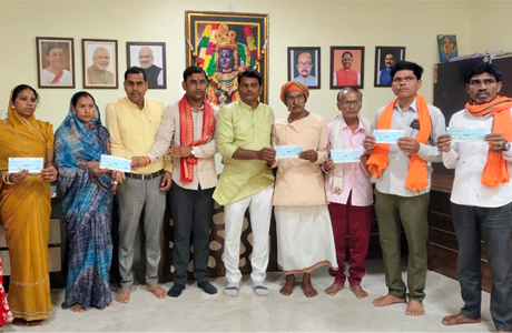 स्वेच्छानुदान से कबीरधाम के 872 जरूरतमंदों को मिले कुल 97 लाख के चेक