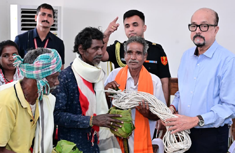 बिरहोर जनजाति समुदाय से राज्यपाल रमेन डेका ने की आत्मीय मुलाकात