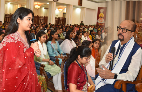 लोकभवन में गोविंद राम शदाणी महाविद्यालय की छात्राओं से रूबरू हुए राज्यपाल