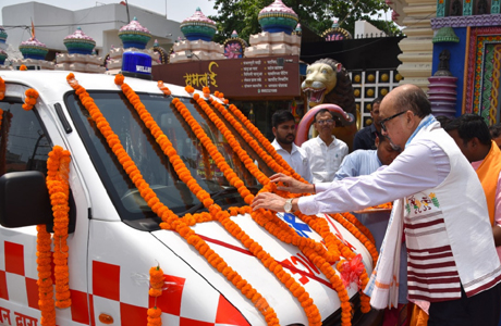 राज्यपाल ने स्वेच्छानुदान से जगन्नाथ मंदिर ट्रस्ट को दी एम्बुलेंस की सौगात