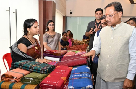 हाथ करघे से निकली रचनात्मकता, आत्मसम्मान और आजीविका की राह