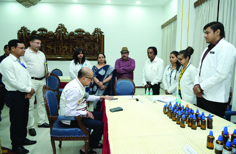 लोकभवन में लगा होम्योपैथिक स्वास्थ्य परीक्षण शिविर, राज्यपाल ने कराई जांच