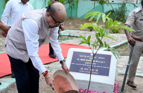 जशपुर के मातृत्व वन में राज्यपाल रमेन डेका ने लगाए सीता-अशोक के पौधे