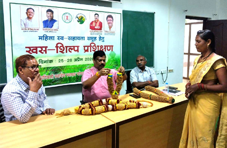 खस की सुगंधित जड़ों से माला, तोरण, हाथ का पंखा बनाने का मिला प्रशिक्षण