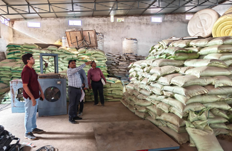 कृषि आदान विक्रय केंद्रों में अनियमितता पर दो फर्मों को नोटिस