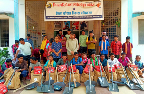 युवा हाथों में अब विध्वंस के हथियार नहीं, निर्माण के औजार, बदला जीवन