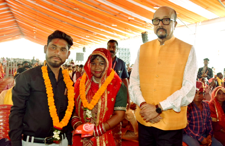 सामूहिक विवाह कार्यक्रम में शामिल हुए राज्यपाल, नवदंपतियों को दिया आशीष