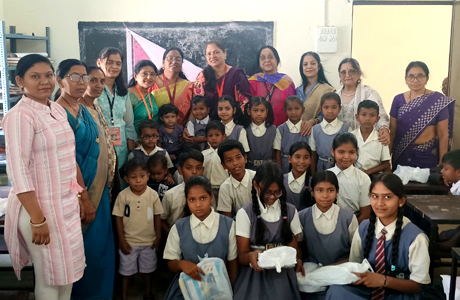 मातृशक्ति फाउंडेशन व भिलाई महिला समाज ने बच्चों को दी स्टेशनरी