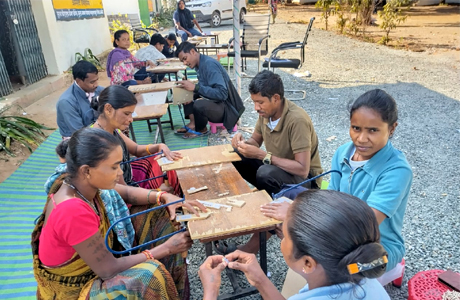 हथियार छोड़कर उठाया औजार, नक्सलमुक्त बस्तर में परिवर्तन की आहट