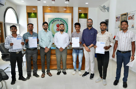 रोजगार की राह : आत्मसमर्पित व नक्सल पीड़ितों को कलेक्टर ने सौंपा नियुक्ति पत्र