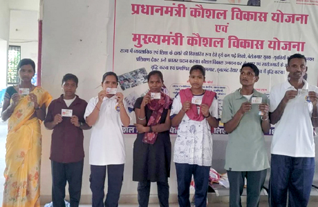 नारायणपुर में आत्मसमर्पित नक्सली लिख रहे जीवन का नया अध्याय