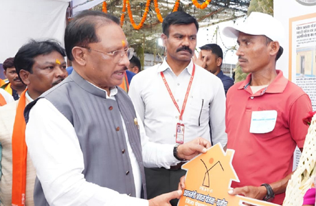 सिलगेर के माड़वी कोसा ने अपने हाथों से बनाया अपना घर, मुख्यमंत्री ने दी शाबासी