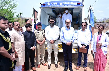 राज्यपाल ने बेहराखार में पीएम जनमन मोबाइल मेडिकल यूनिट का किया अवलोकन
