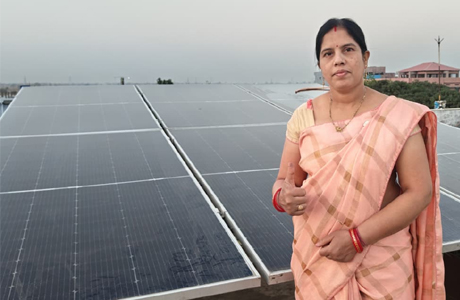 सूरज की रौशनी बनी देवश्री की ताकत, अब बिजली के बिल का डर नहीं