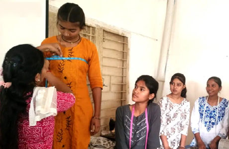 नव्या परियोजना : शाला त्यागी बालिकाओं को मिल रहा टेलरिंग प्रशिक्षण