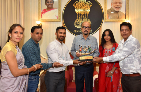 राज्यपाल रमेन डेका से रेडियो संगवारी टीम ने की सौजन्य मुलाकात