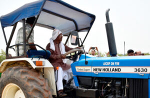 कृषि मंत्री नेताम ने अक्ती पर की बीजों की पूजा, चलाया ट्रैक्टर