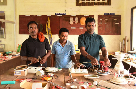 जीवन गढ़ने के लिए पुनर्वासित सीख रहे हुनर, इलेक्ट्रिकल का प्रशिक्षण