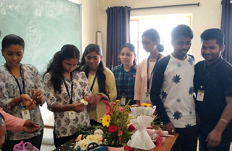 स्वरूपानंद कॉलेज में फ्लोरल अरेंजमेंट एवं बुके मेकिंग पर कार्यशाला