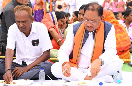 समरसता भोज में शामिल हुए मुख्यमंत्री; दोहराया संवैधानिक मूल्यों की रक्षा का संकल्प