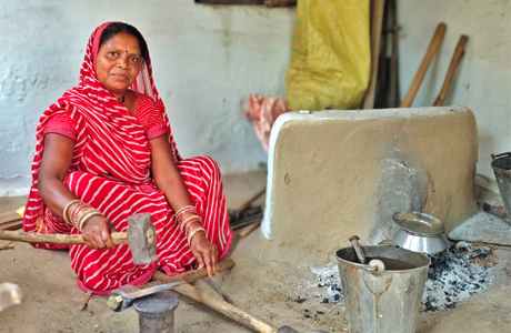 मजदूर कल्याण योजना और महतारी वंदन से संवरी संतोषी की गृहस्थी