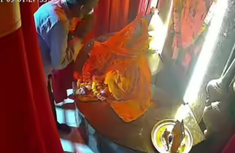 संस्कारी चोर, जूते उतारे, हनुमान जी से माफी मांगी और ले गया मुकुट