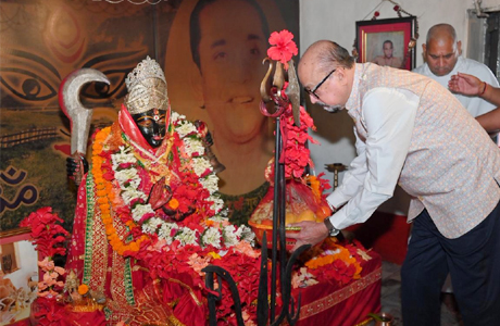 सोगड़ा आश्रम में राज्यपाल ने की मां काली की पूजा, श्री संभव राम बाबा से की भेंट