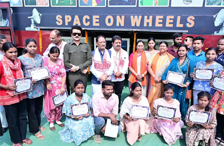 'स्पेस ऑन व्हील्स' बना बच्चों के लिए अंतरिक्ष ज्ञान का चलता-फिरता विद्यालय