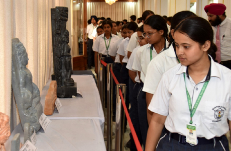 धमतरी के विद्यार्थियों ने किया लोकभवन का भ्रमण, की राज्यपाल से मुलाकात