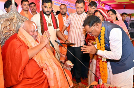 तेंदुवा धाम में श्रीराम कथा ; मुख्यमंत्री देव साय ने लिया संतों का आशीर्वाद