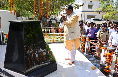 कृषि मंत्री नेताम ने बलरामपुर-रामानुजगंज में वन शहीद स्मारक का किया लोकार्पण