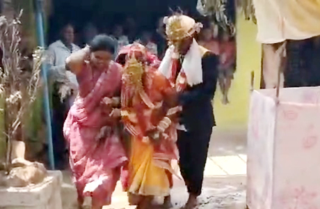 बकरे के खून का टीका लगाने के बाद अंगारों पर चलकर करते हैं गृह प्रवेश