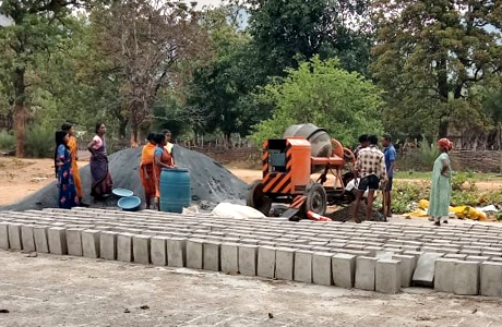 ईंट निर्माण कार्य से आत्मनिर्भर बन रही हैं स्व-सहायता समूह की महिलाएं