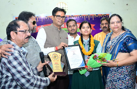 वित्त मंत्री ने बोर्ड टॉपर संध्या नायक को प्रशस्ति पत्र प्रदान कर किया सम्मानित