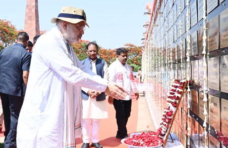 केंद्रीय गृहमंत्री ने अमर वाटिका में दी शहीदों को श्रद्धांजलि, परिजनों से की मुलाकात