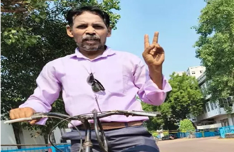 मूर्तिकार अंकुश का नारा "स्वस्थ हो तो साइकिल चलाओ, पेट्रोल बचाओ"