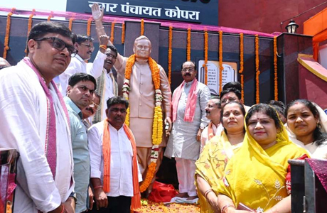 कोपरा नगर पंचायत में भारतरत्न अटल बिहारी वाजपेयी की प्रतिमा का अनावरण