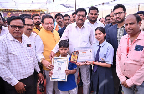 खाद्य मंत्री बघेल ने बाल वैज्ञानिक सृष्टि और पीयूष को किया सम्मानित