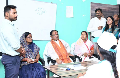 मुख्यमंत्री ने 'ग्रामीण स्वरोजगार प्रशिक्षण संस्थान' में प्रशिक्षुओं से किया संवाद