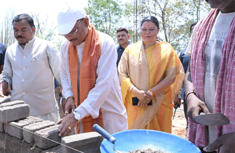 ग्राम भैंसामुड़ा में मुख्यमंत्री साय ने अनुसुइया के पीएम आवास में जोड़ी ईंट
