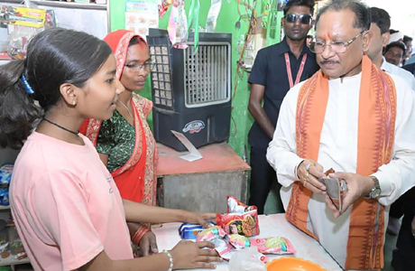 सीएम ने लखपति दीदी सुमिला की दुकान से खरीदा पानी और फलाहारी चिवड़ा