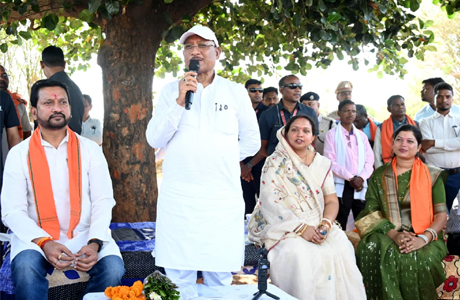 कटहल–गुलमोहर की छांव में सजी चौपाल, मुख्यमंत्री ने सरोधी में सुनी जनता की आवाज